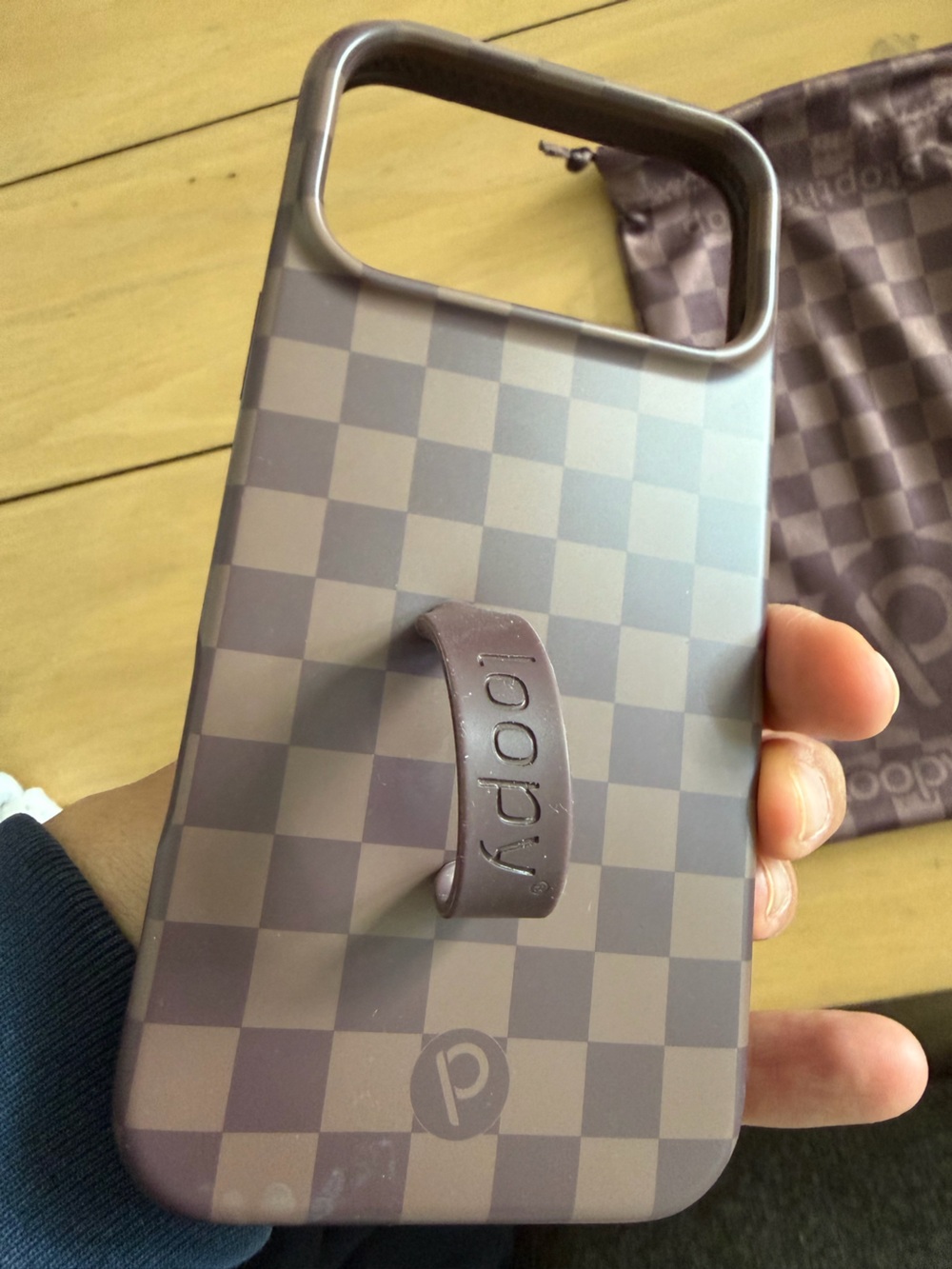 Loopy Case cocoa checkered, right, iPhone 17 pro max.